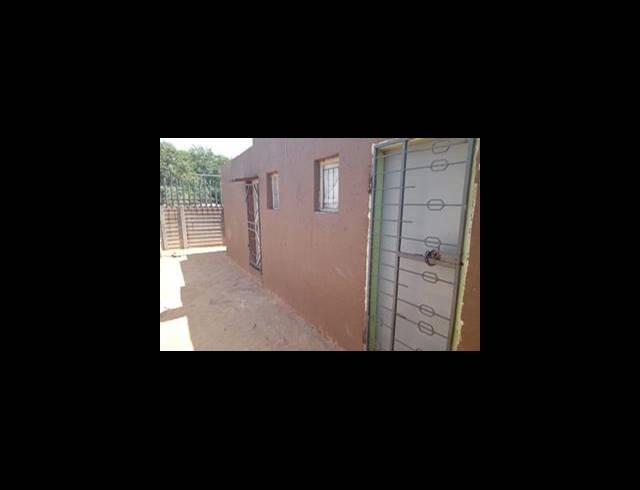 29 BEDROOM HOUSE FOR SALE IN KEMPTON PARK EXT 3